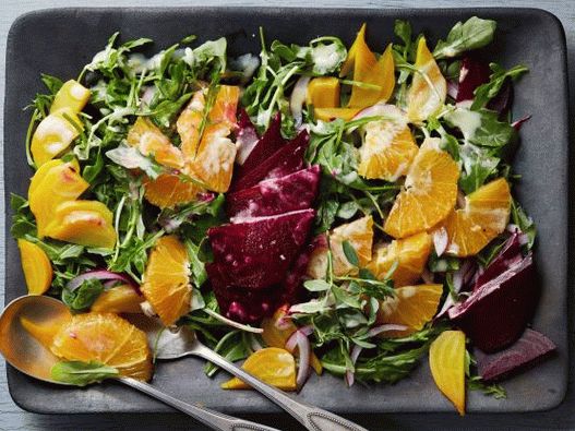 Salada de fotos com beterraba assada, laranja e molho de queijo de cabra cremoso