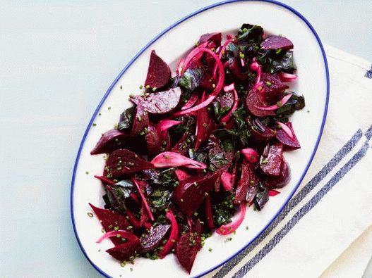 Foto salada com beterraba assada e acelga