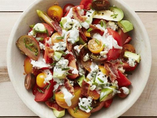Foto salada com tomate, abacate e bacon em um molho de queijo azul