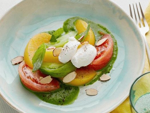 Foto salada com tomate, pêssego e ricota