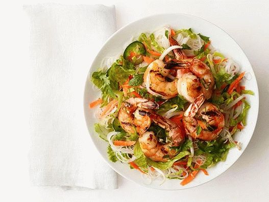 Salada de fotos com macarrão de arroz e camarão grelhado