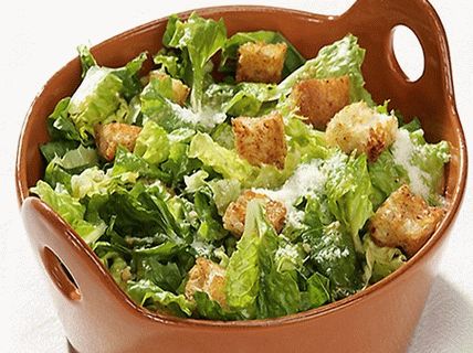 Foto salada com romen, croutons e parmesão