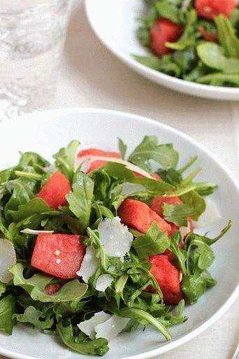 Foto salada com rúcula e melancia