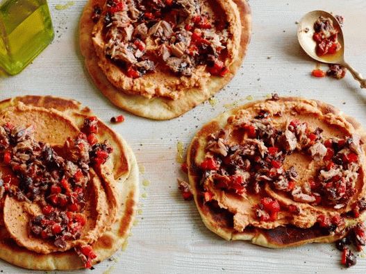 Foto salada de atum em uma tortilla