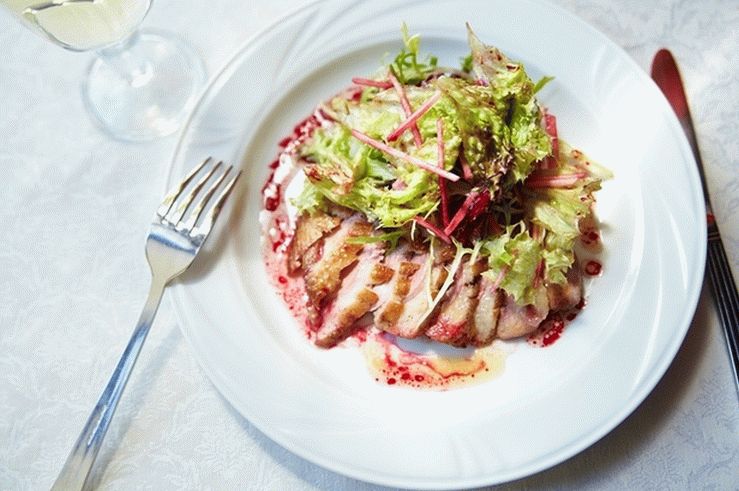 Salada com pato e beterraba