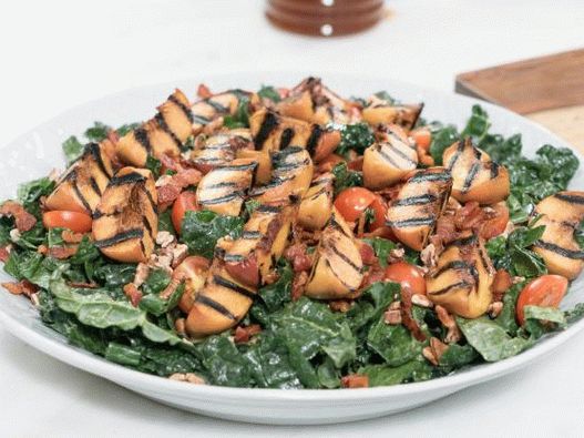 Salada de fotos com bacon frito e pêssegos grelhados