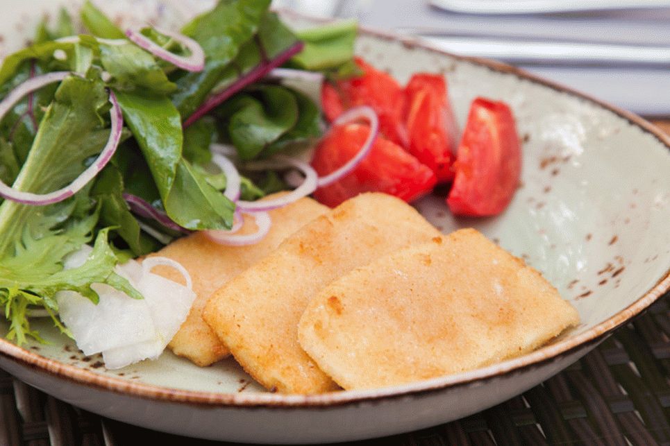 Salada de queijo frito