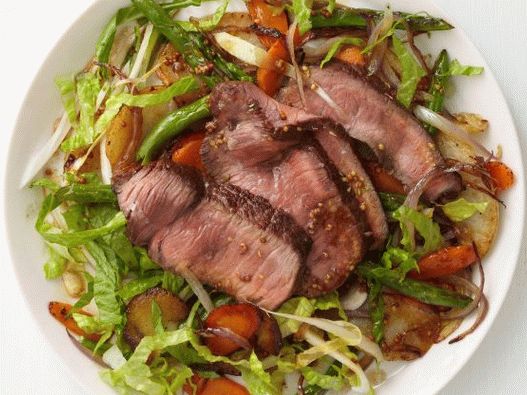 Salada de fotos com carne assada e legumes