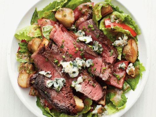 Foto salada com bife e batatas