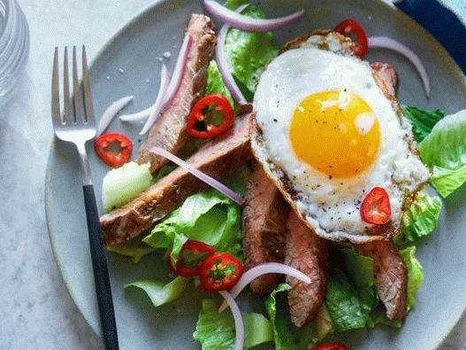 Salada de foto com bife e ovo (dieta paleo)