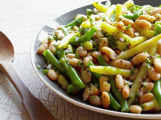 Salada de fotos com feijão verde e branco