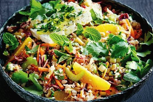 Foto salada com beterraba, peras, erva-doce e hikama