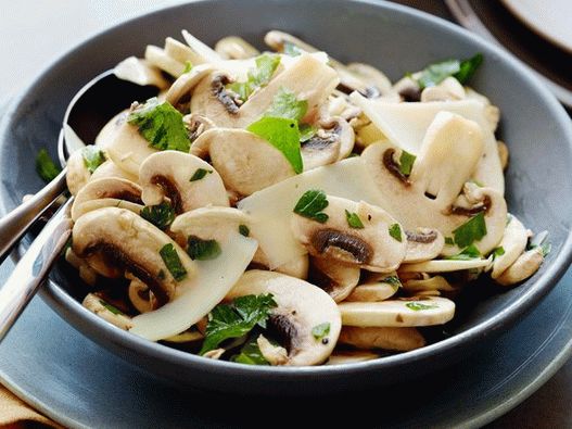 Foto salada com cogumelos frescos e salsa