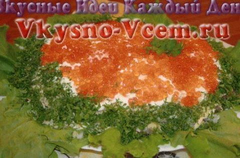 Salada com caviar vermelho e salmão