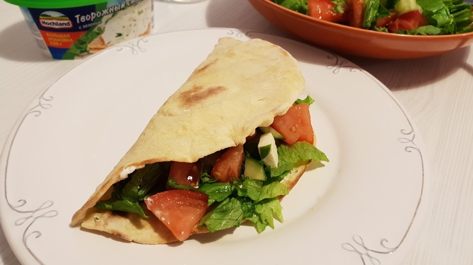 Salada em pão pita caseiro