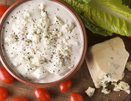 Foto molho para salada com queijo azul preparado