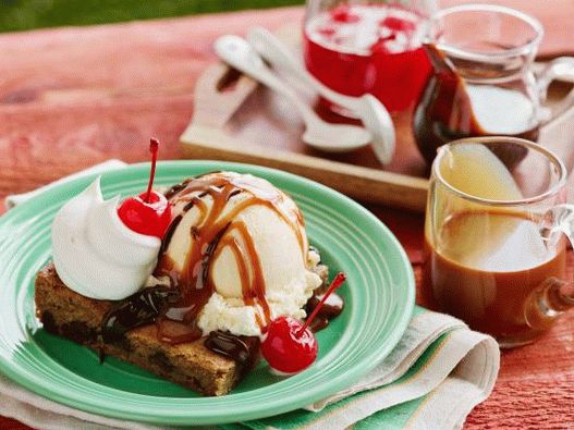 Foto do domingo com bolachas americanas, sorvete, chocolate e caramelo