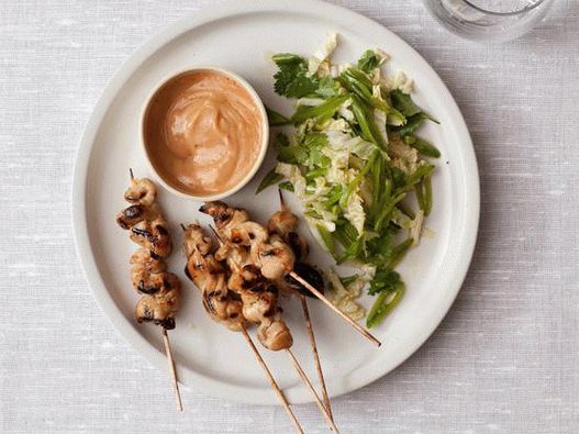 Foto de frango espetado com molho de amendoim picante