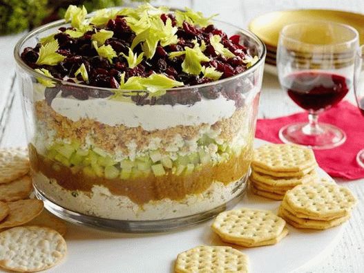 Foto de um molho cobb de sete camadas com cranberries