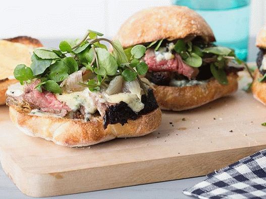 Foto sanduíche com carne, queijo azul e cebolinha