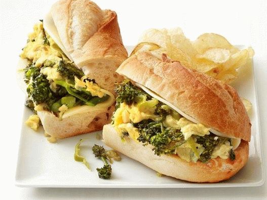 Foto sanduíche com brócolis e ovos mexidos
