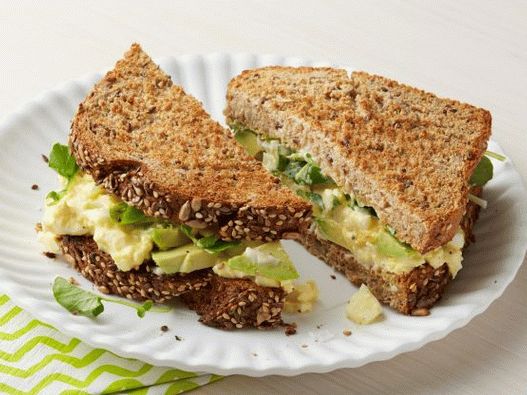 Foto sanduíche de agrião com ovo espalhado