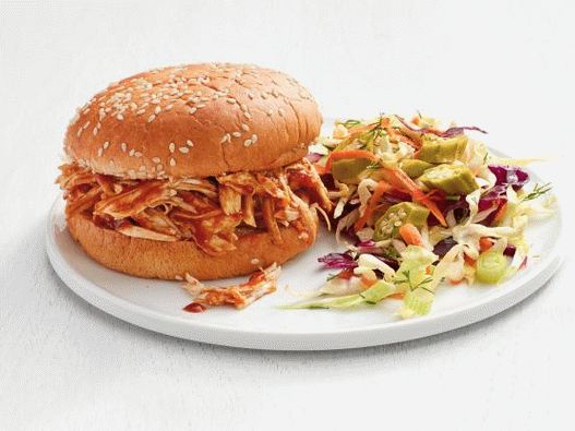 Foto sanduíche com peito de frango em molho barbecue e salada de repolho e salada de quiabo em conserva