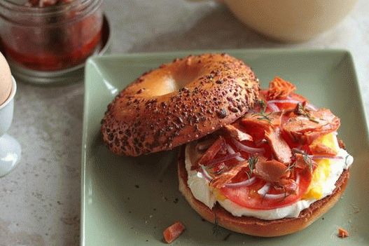 Sanduíche de bagel de salmão com foto