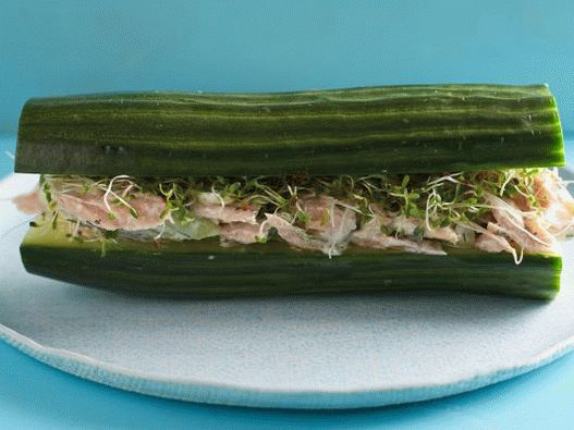 Foto Sanduíches sem pão de pepino com atum