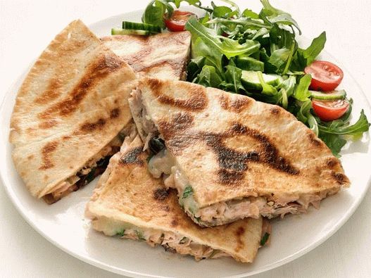 Foto pita sanduíches com atum