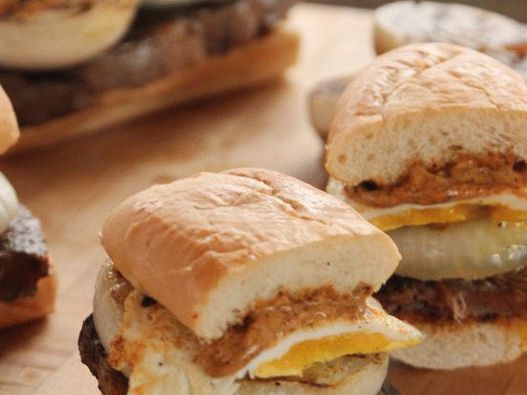 Foto sanduíches com bife e ovos fritos