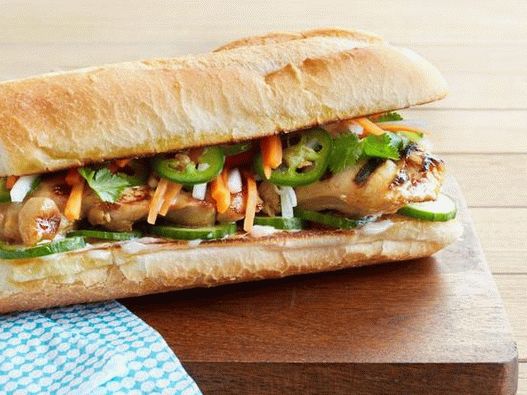 Sanduíches de frango vietnamita grelhados com foto