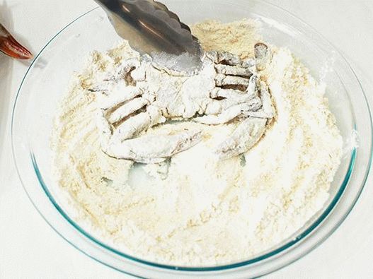 Sanduíches com caranguejo de casca mole e salada de Cingapura