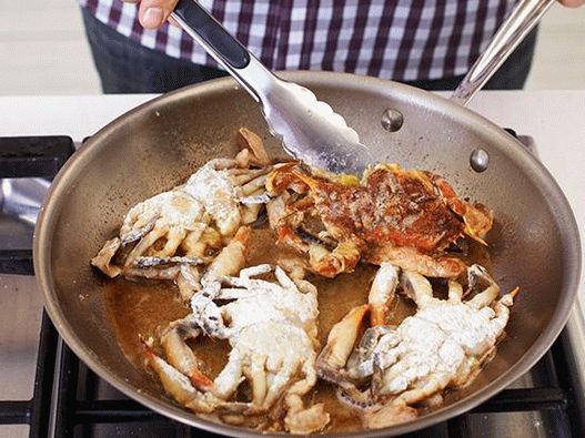 Sanduíches com caranguejo de casca mole e salada de Cingapura