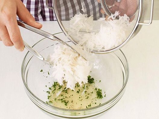 Sanduíches com caranguejo de casca mole e salada de Cingapura