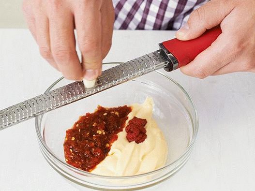 Sanduíches com caranguejo de casca mole e salada de Cingapura