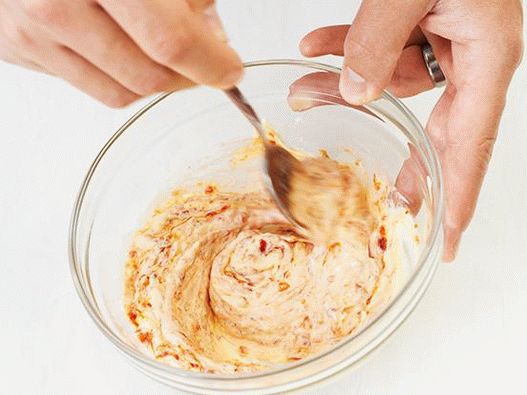 Sanduíches com caranguejo de casca mole e salada de Cingapura