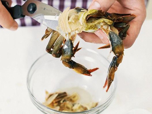 Sanduíches com caranguejo de casca mole e salada de Cingapura