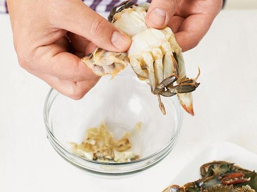 Sanduíches com caranguejo de casca mole e salada de Cingapura