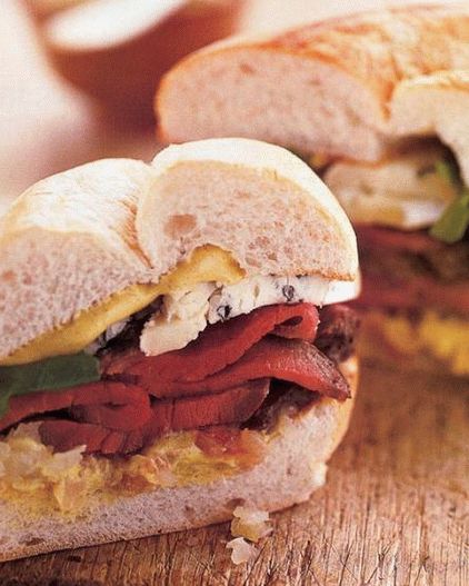 Foto sanduíches com bife, queijo azul e chalotas assadas