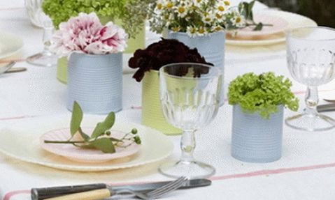 Mesa de verão com flores