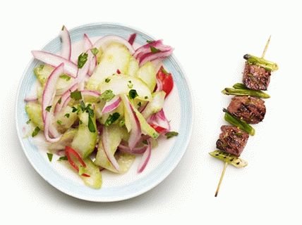 Foto espetos de carne tailandesa com legumes em conserva