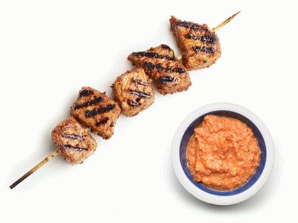 Foto de carne de porco com molho Romesco