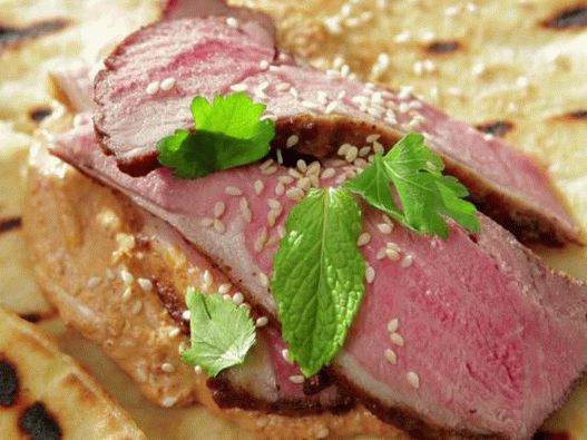 Foto, de, cordeiro, shawarma, em, ras al-khanut, marinada, com, pimentão doce, e, noz, molho tahine
