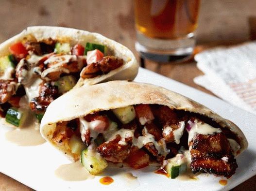 Foto de Shawarma com frango, pepino e tomate e molho de tahine