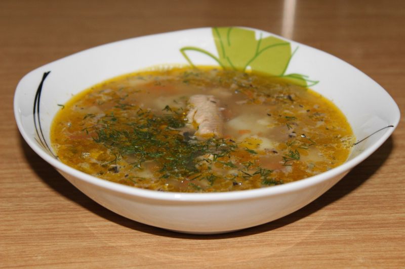 Sopa de repolho com salmão enlatado
