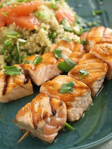 Foto de shish kebab de salmão com salada de quinoa e toranja