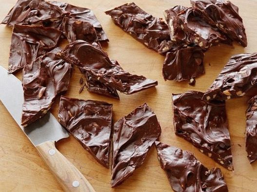 Foto Barra de chocolate com cranberries secas, amêndoas e raspas de tangerina