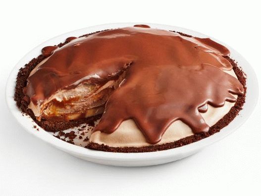 Bolo de chocolate com sorvete, banana e caramelo