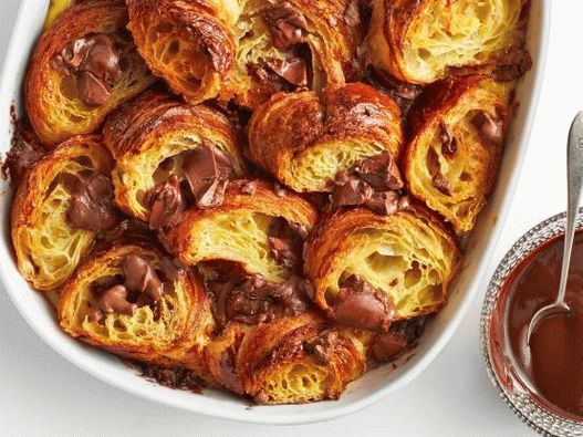 Pudim de pão com chocolate e croissants